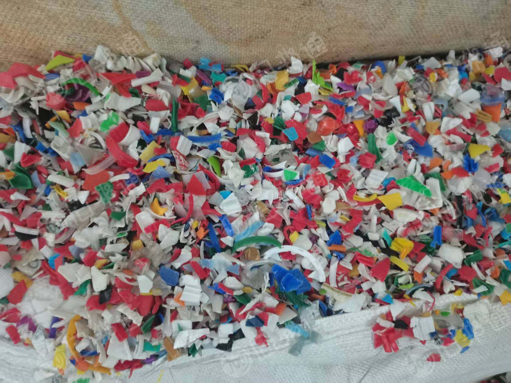 出售HDPE瓶盖破碎料,拉丝做遮阳网用,现货70吨