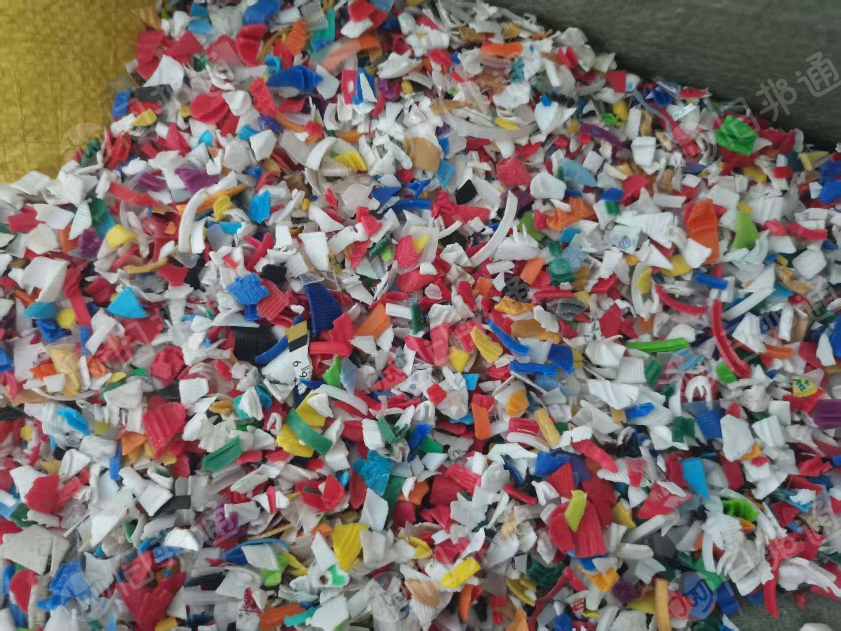 出售HDPE瓶盖破碎料,拉丝做遮阳网用,现货70吨