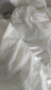 长期出售针织涤棉废布，织毛衣下来的废片，现货有11吨，货在浙江嘉兴