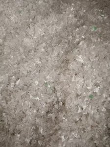 出售冷洗PET瓶片，去标、去瓶盖了，只留瓶身进行分拣后粉碎的，很干净，现货十几吨