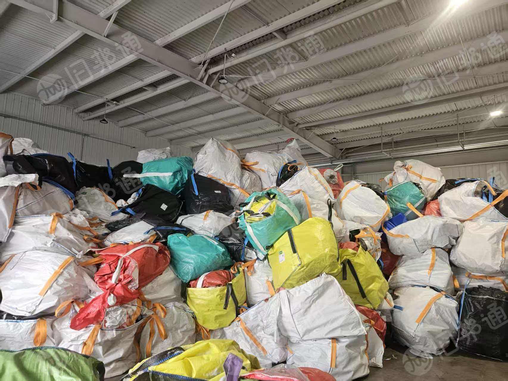 出售含铝塑膜和高压膜内衬的吨包废料，占比一半一半左右，现货十几吨