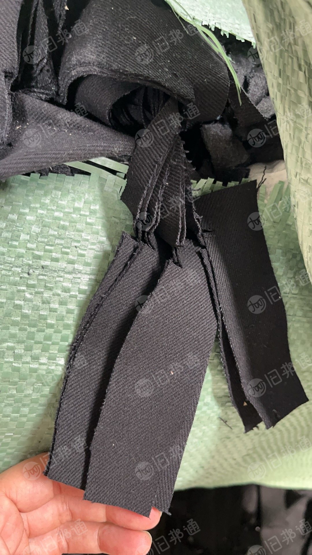 长期出售黑色涤棉废布，85棉废布，含棉70左右，现货13米一车