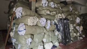 长期出售涤棉针织废布，涤棉废布，含棉45左右，现货二十吨