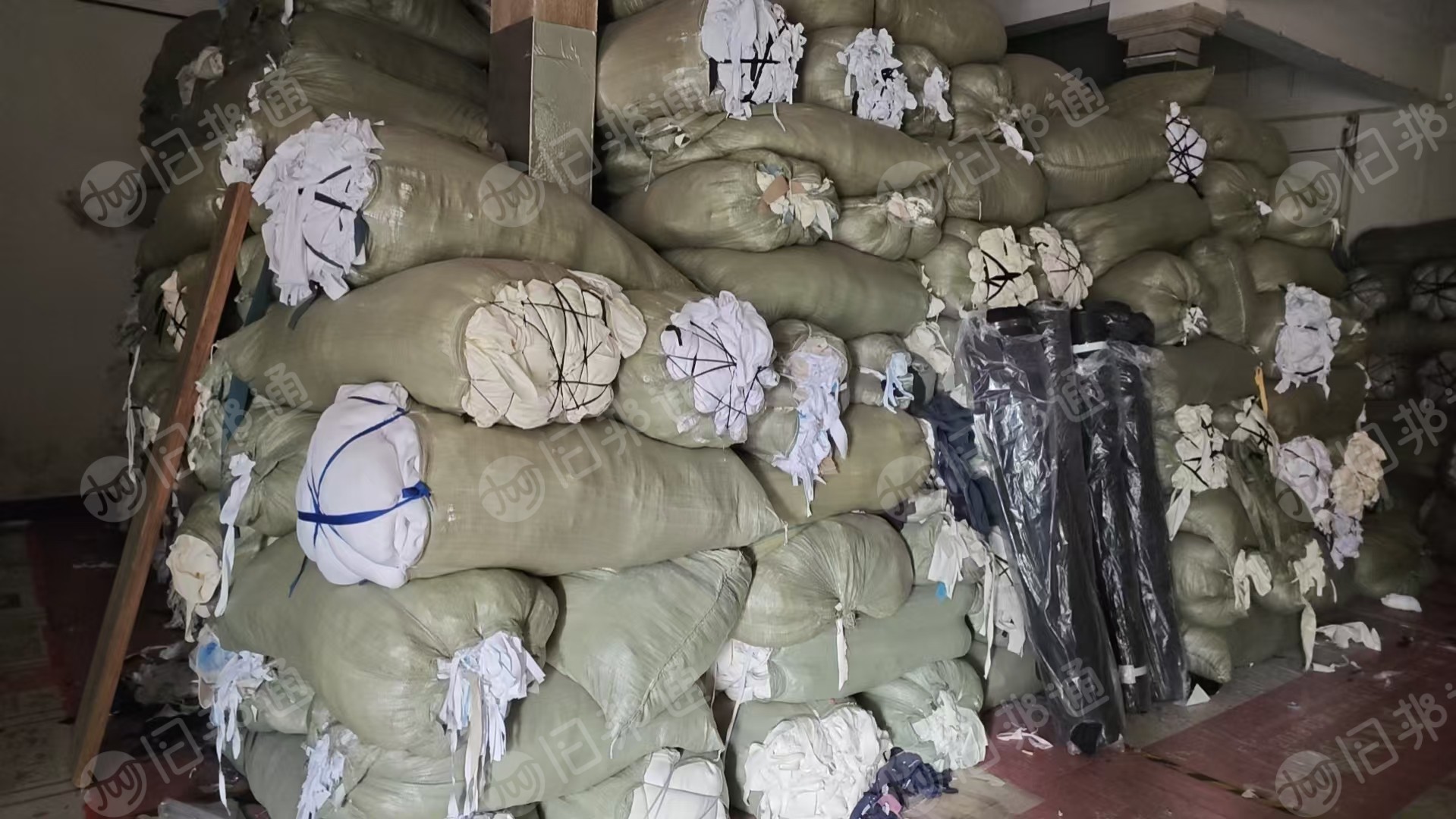 长期出售涤棉针织废布，涤棉废布，含棉45左右，现货二十吨