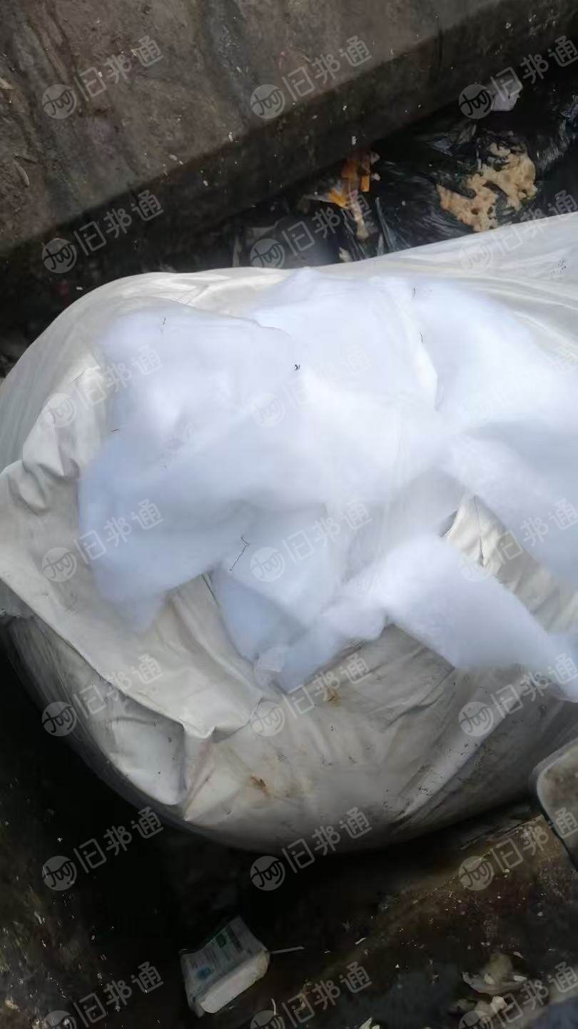 长期出售涤纶废布，服装厂下脚料，丝绵下脚料，涤纶废布月供60-80吨