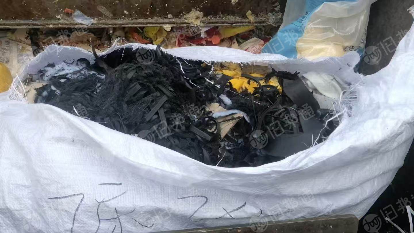 长期出售涤纶废布，服装厂下脚料，丝绵下脚料，涤纶废布月供60-80吨