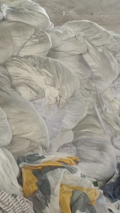 长期大量出售家纺厂印染厂下来的涤纶废布，涤纶造粒布，有分白色混色，现货有70吨，厂在浙江湖州