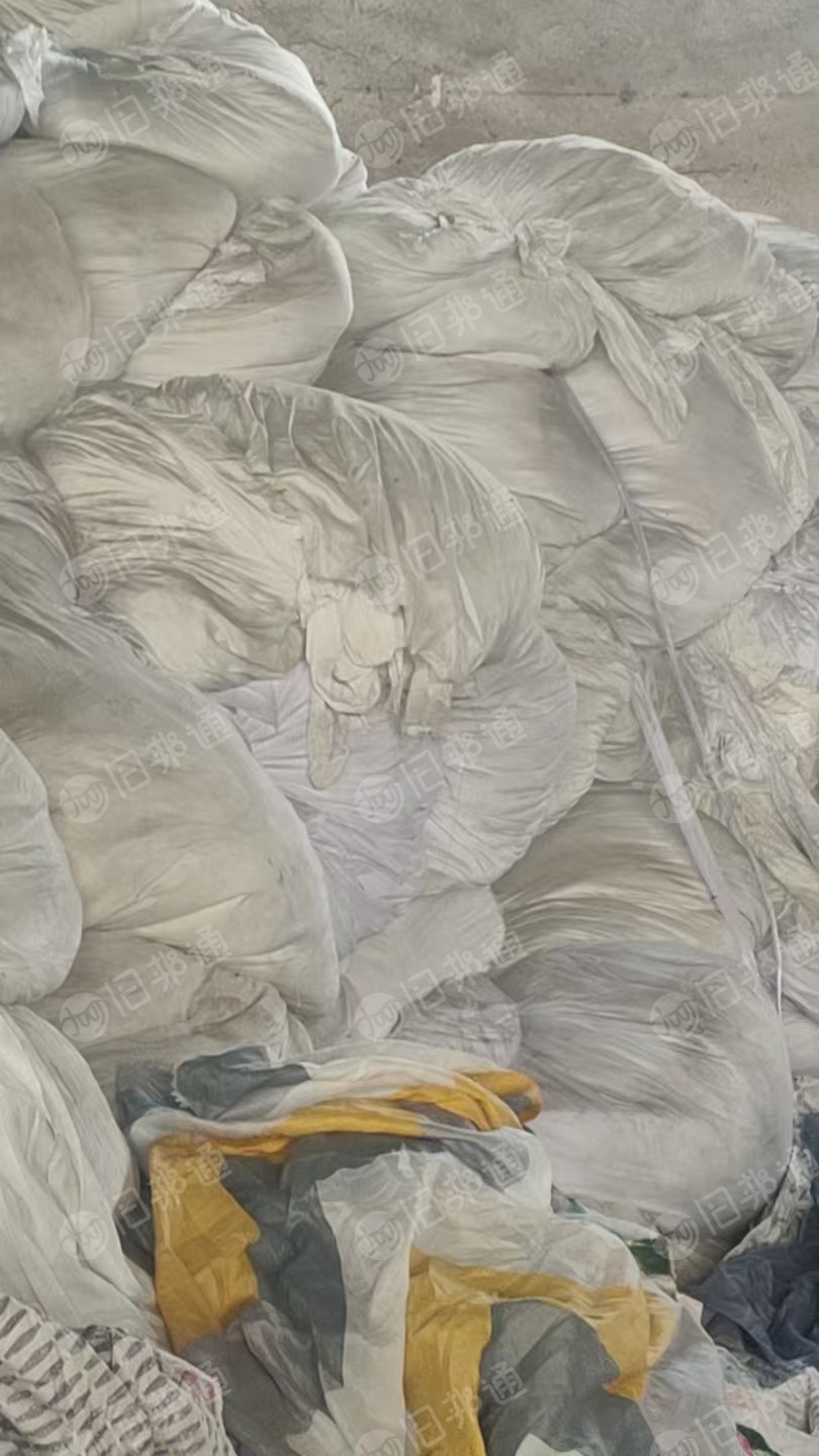 长期大量出售家纺厂印染厂下来的涤纶废布，涤纶造粒布，有分白色混色，现货有70吨，厂在浙江湖州