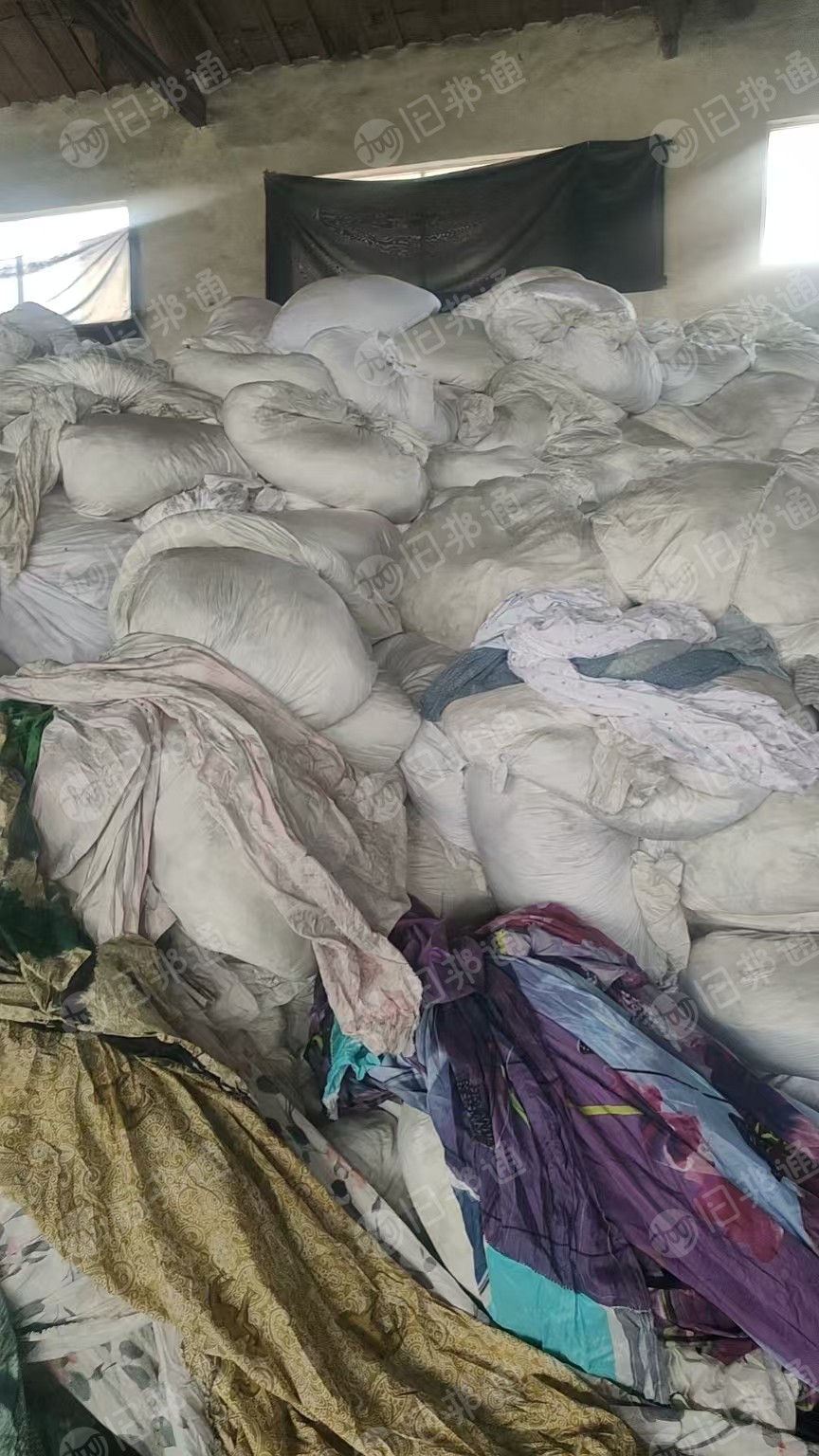 长期大量出售家纺厂印染厂下来的涤纶废布，涤纶造粒布，有分白色混色，现货有70吨，厂在浙江湖州