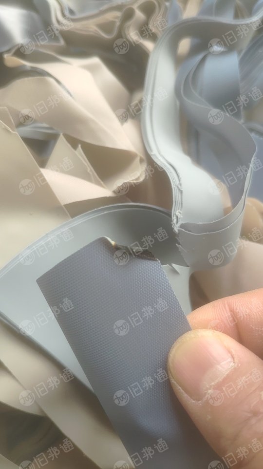 长期出售雨衣边角料，涤纶复合布，涤纶复合pvc料，现货100吨，货在安徽六安