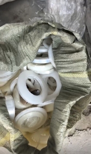 出售pe保护膜边角料，现货20吨左右，带轻胶占比50%