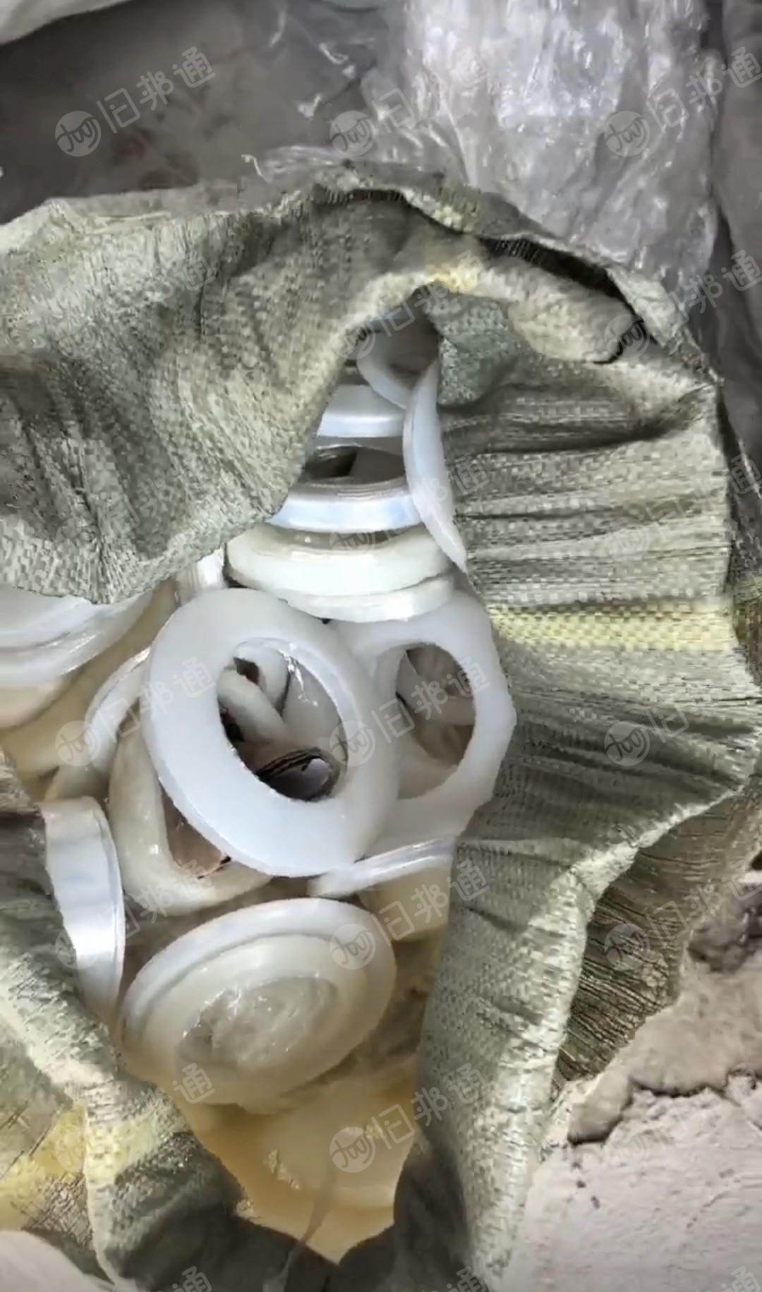 出售pe保护膜边角料，现货20吨左右，带轻胶占比50%