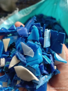 出售大小蓝桶破碎料，清洗干净，长期有货