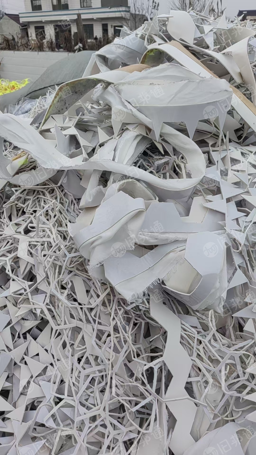 长期出售PVC足球革边料，现货30多吨