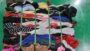 长期出售压包好的旧衣服黑料，黑料，现货9.6米两车