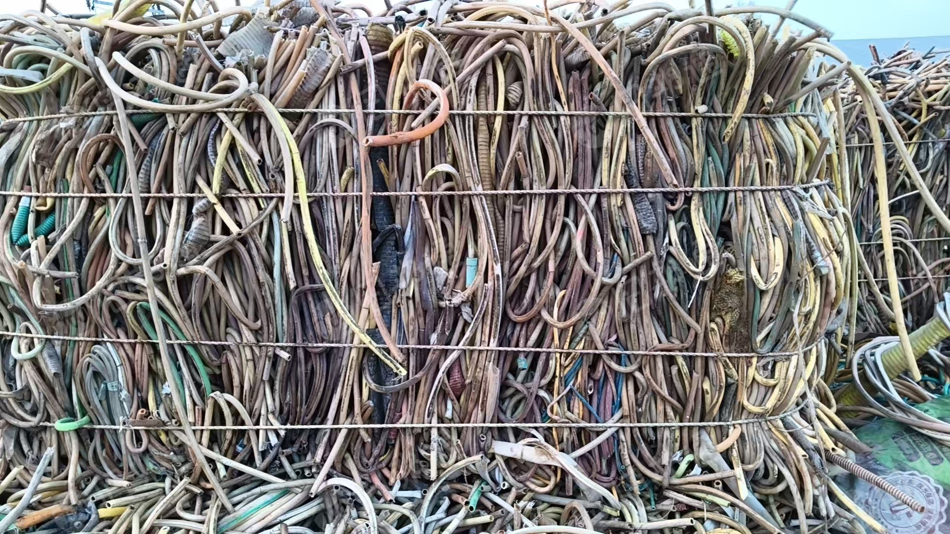 求购软质PVC管毛料，PVC线管料，月需200吨