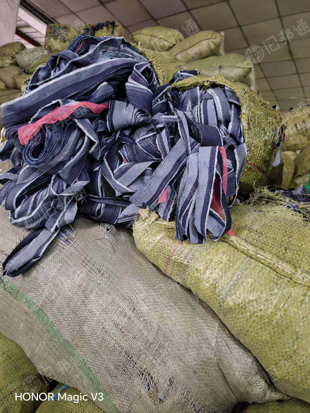 长期出售涤棉牛仔废布,涤棉牛仔边角料,涤40棉60,现货一百吨