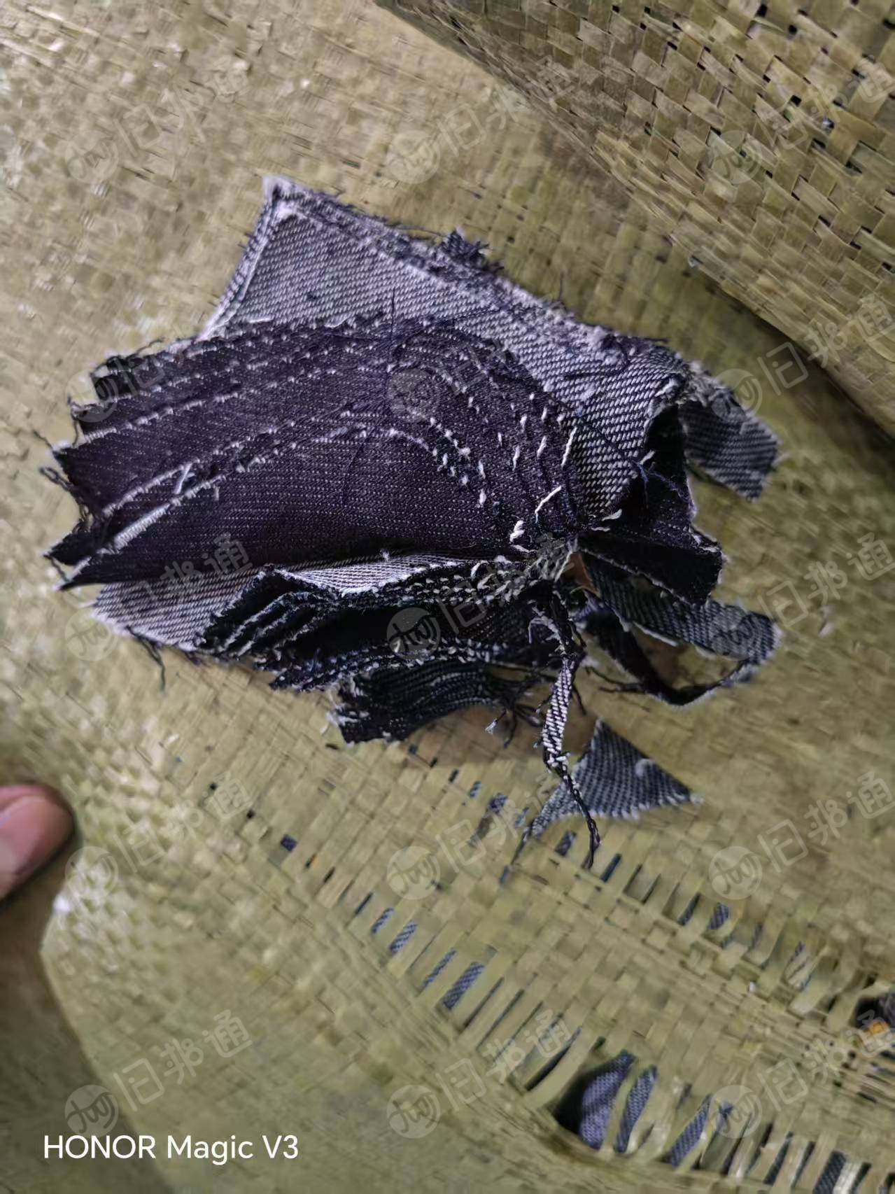 长期出售涤棉牛仔废布，涤棉牛仔边角料，涤40棉60，现货一百吨