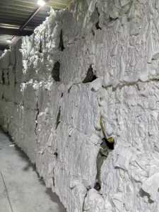 江苏常州出20吨涤纶木浆无纺布边角料，人工分拣过，可直接上机用。