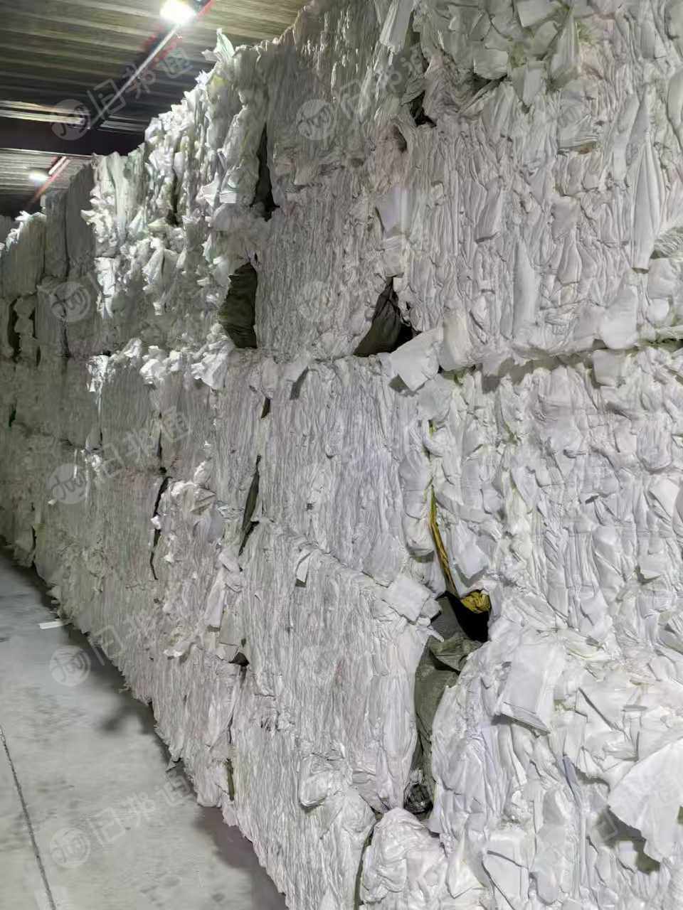 江苏常州出20吨涤纶木浆无纺布边角料，人工分拣过，可直接上机用。