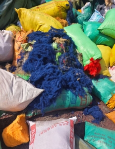长期出售化纤厂下来的涤纶纤维，涤纶后纺丝，涤纶废丝，各种颜色，月供大几十吨，货在浙江金华
