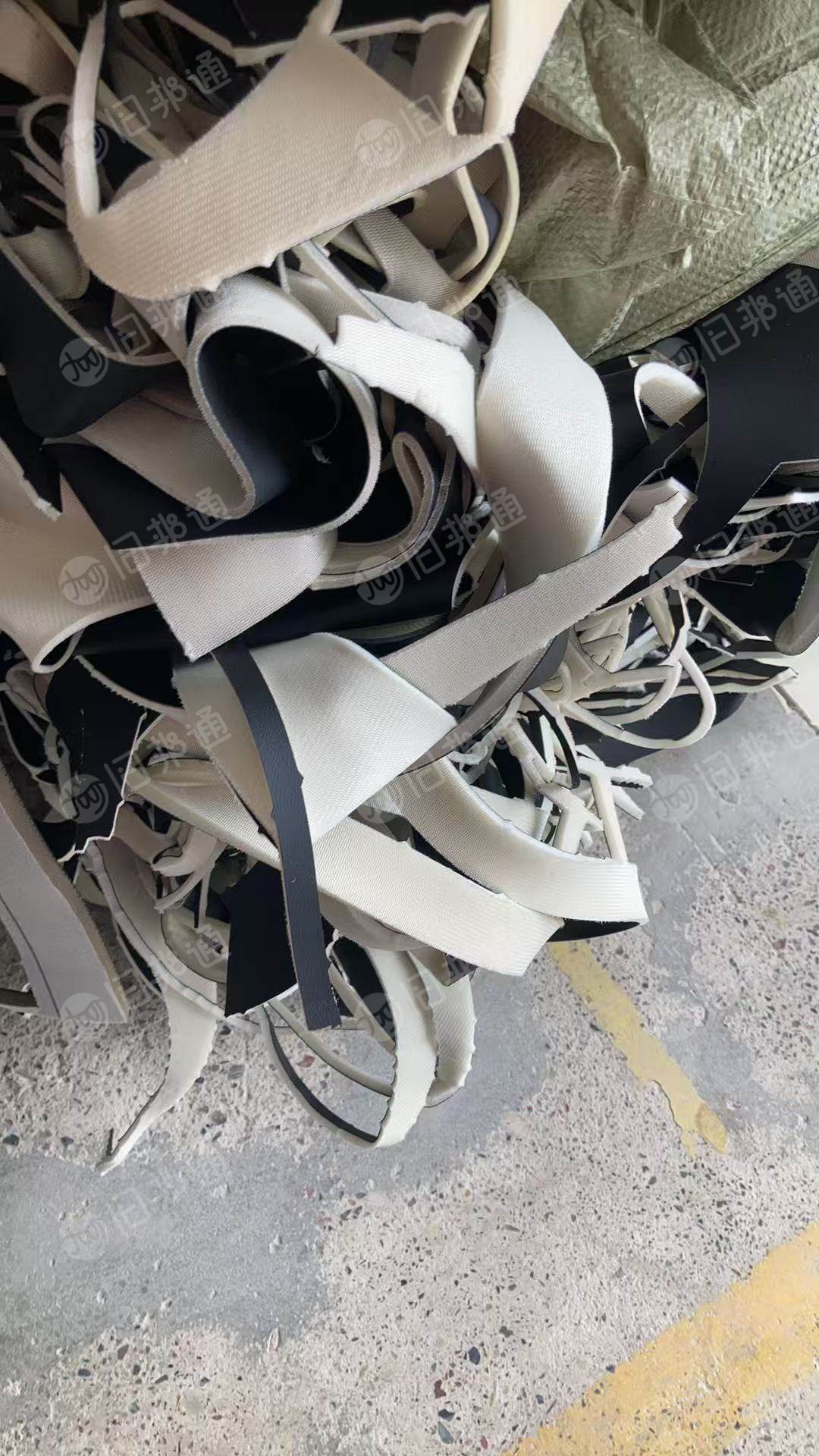 长期出售环保汽车pvc边角料,下脚料,含海棉,现货100吨