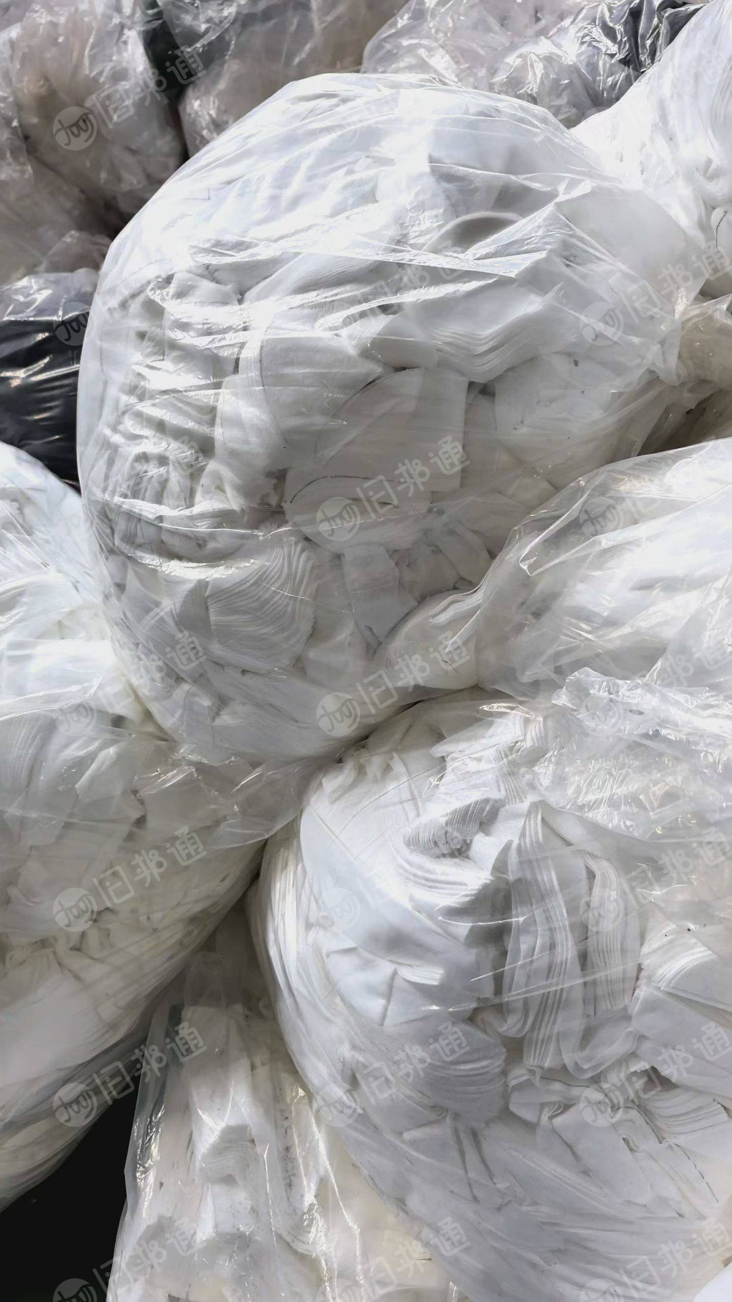 长期出售服装厂下脚料，边角料，白色杂色，化纤，纯棉，涤棉废布，含棉50