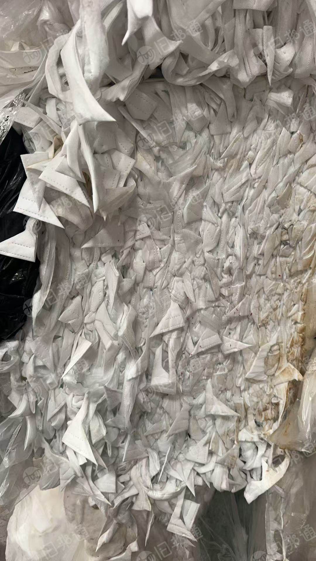 出售白色口罩边角料，PP/PET,也有带热风棉，现货有12吨，货在福建泉州