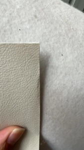 出售PVC皮革，原先是做沙发下来的，门幅1.4，拼卷，现货有七八吨，货在江苏苏州