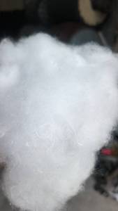 长期出售汽车气囊边角料开的开花棉，开松棉，月供100吨，适合做针刺，土工布，无纺布，被子，床垫填充用