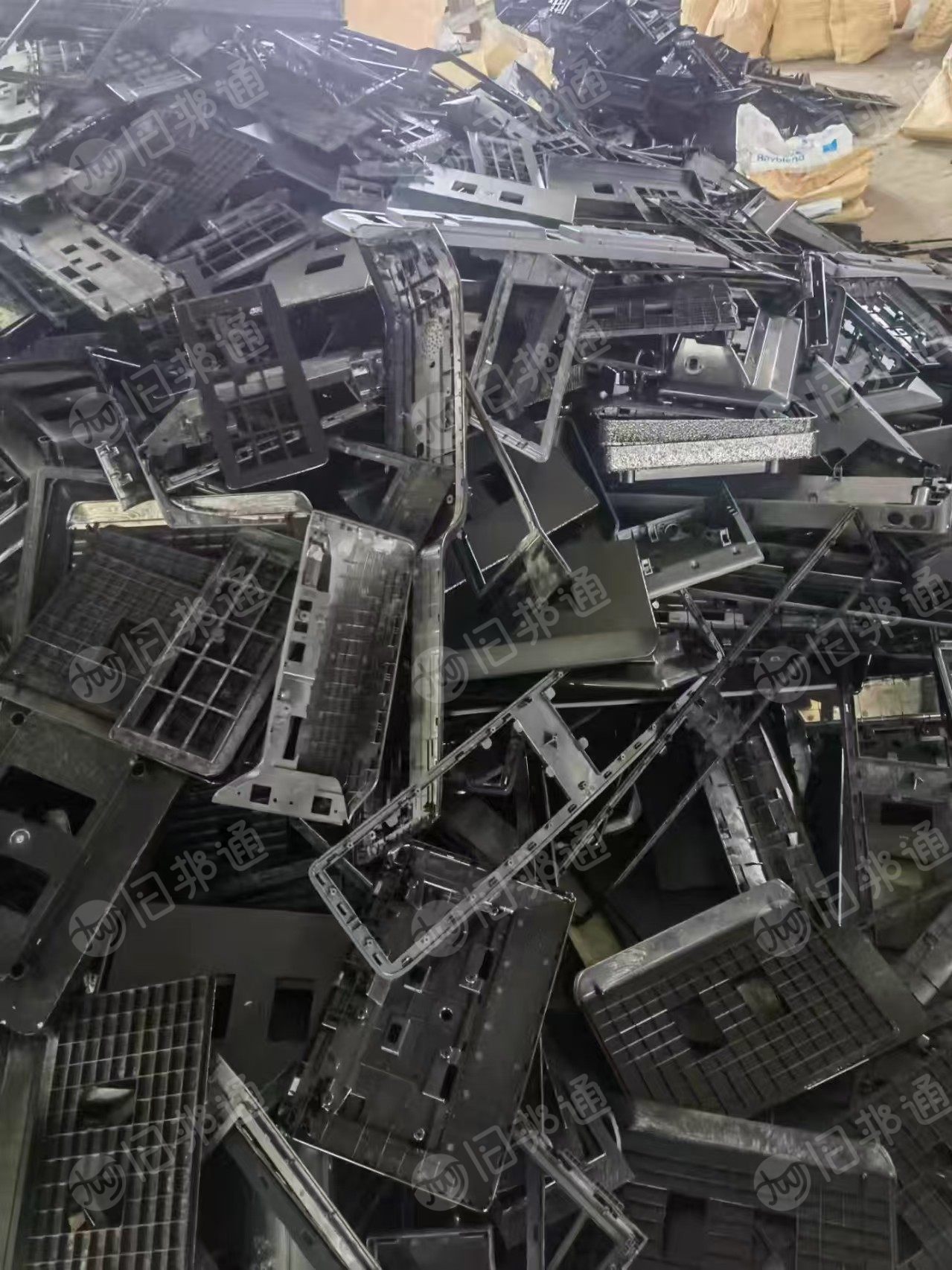 长期出售汽车配件厂下来的abs/pc合金废料，冲击23左右，不阻燃不加纤