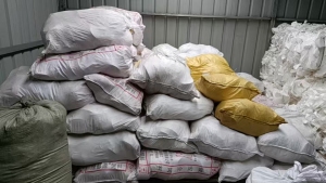 出售白色硅油纸废料，有小卷和压块