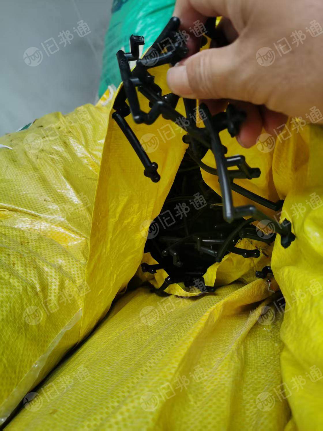 长期出售软质pvc水口料，黑色白色都有，现货25吨左右