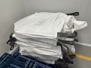 常年出售电池粉吨包，含铝塑内衬，每月几千条，装正极粉和装负极粉分开堆放