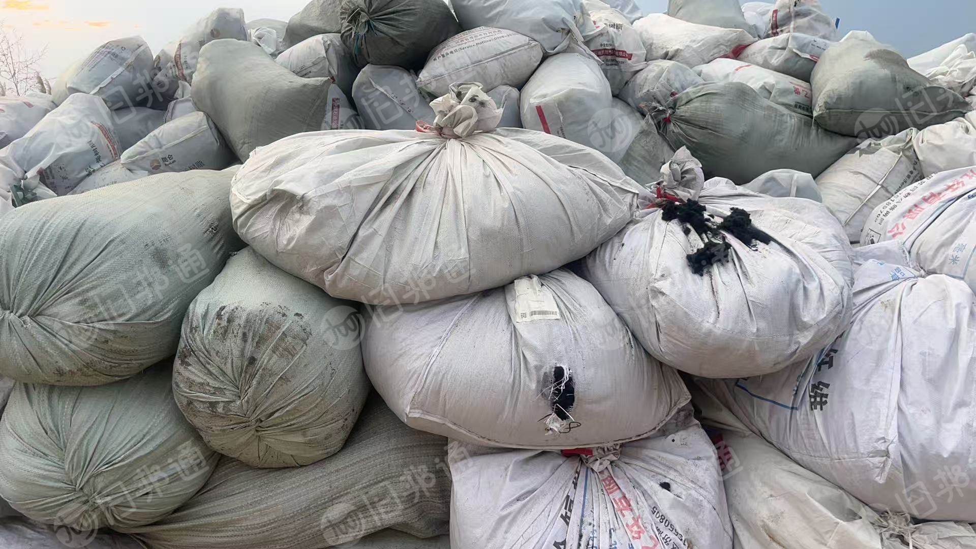 长期出售PVC吹毛料，磨毛料，毛毛料，现货有半挂车，货在山东潍坊