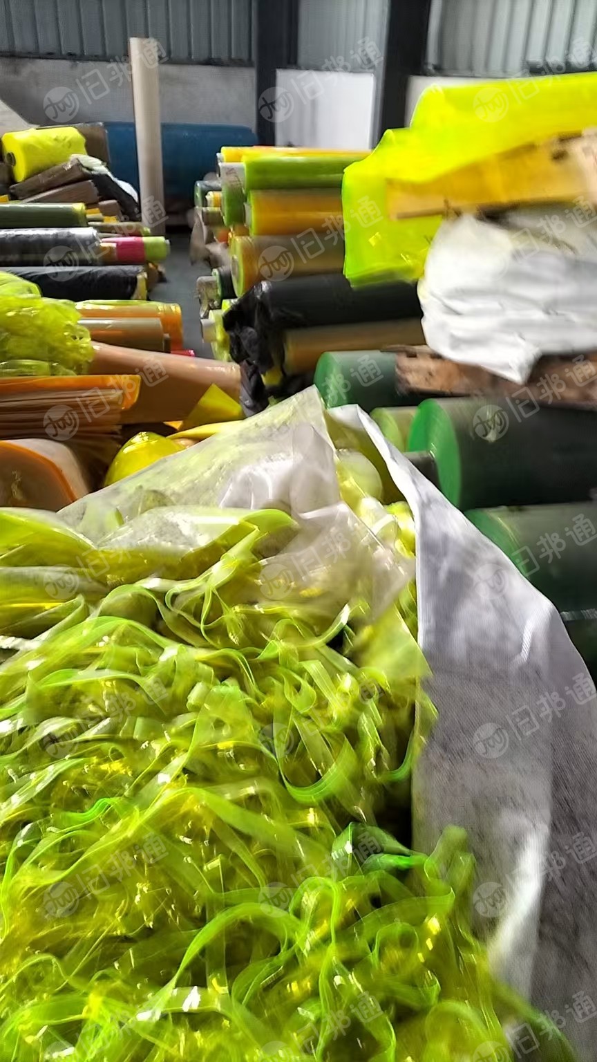 长期出售工厂呆滞的PVC荧光黄软膜库存和边角料，现货17吨