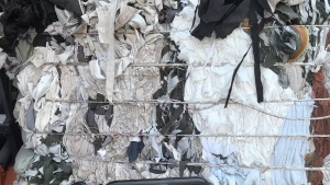 长期出售沙发厂下来的杂色涤纶边角料，涤纶下脚料，涤纶废布，月供200吨