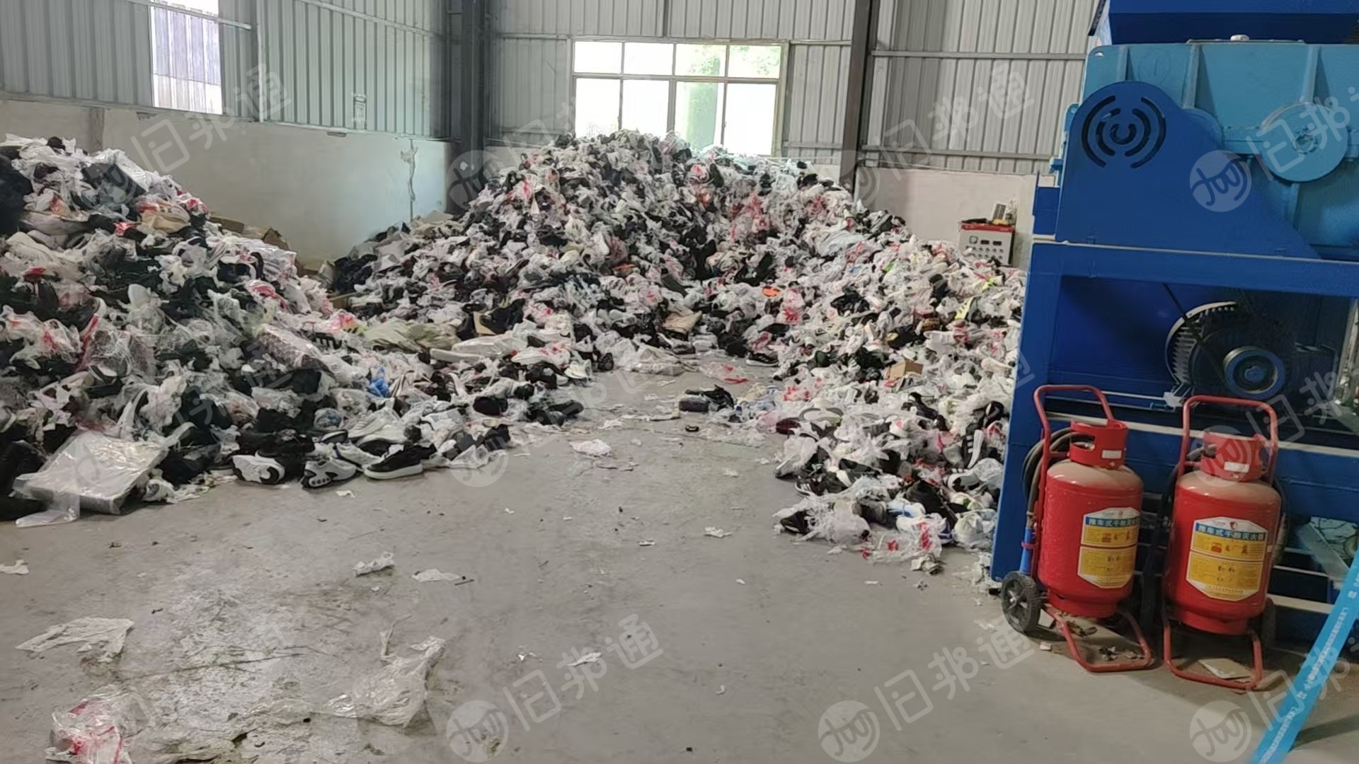 长期出售厂里处理的鞋子尾货，国际鞋，垃圾鞋都有，统货出，现货有6吨多，货在广东广州