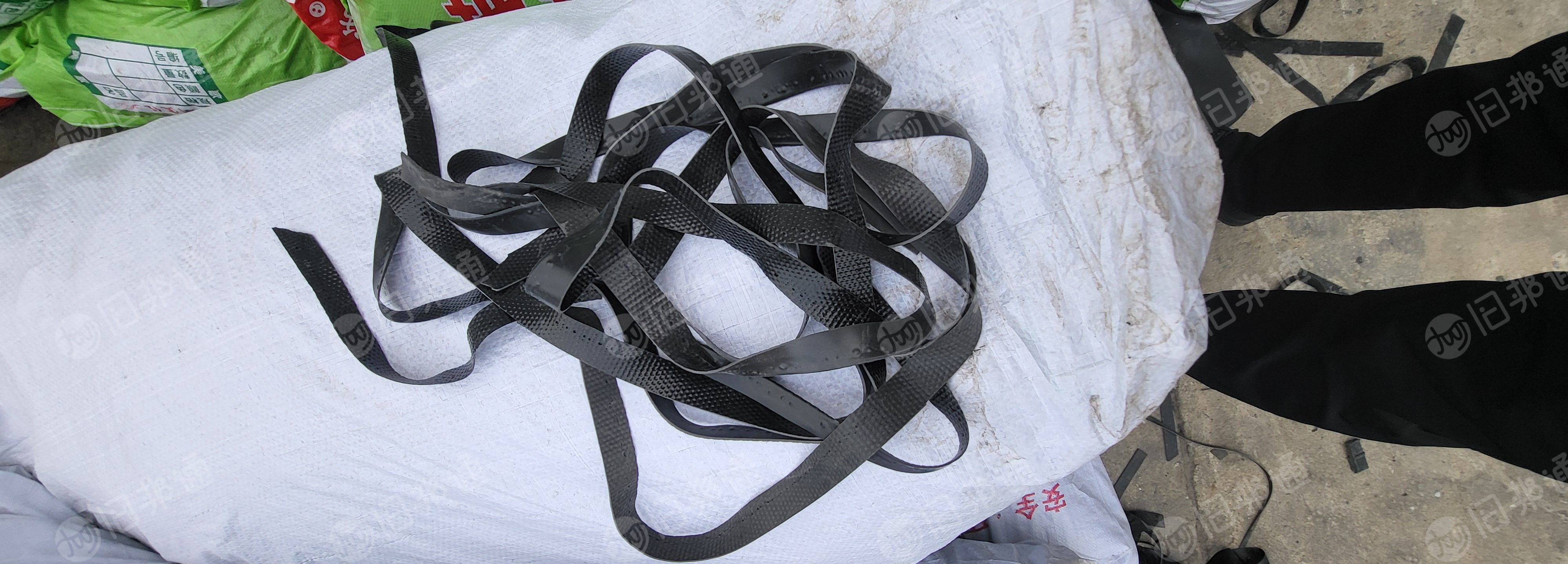 长期出售黑色地毯边角料，现货有50吨左右，货在山东济南