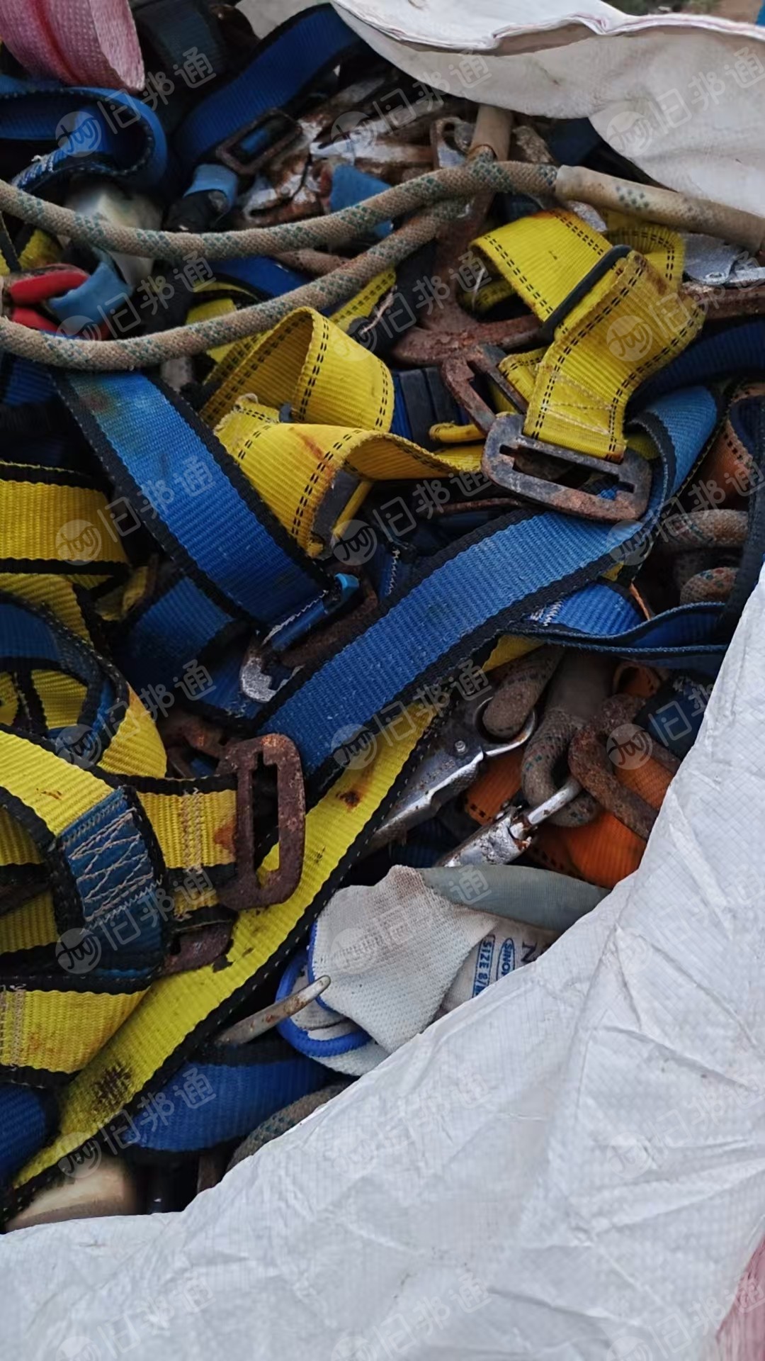 出售安全带，织带，带卡扣，现货有6吨包，货在福建福州