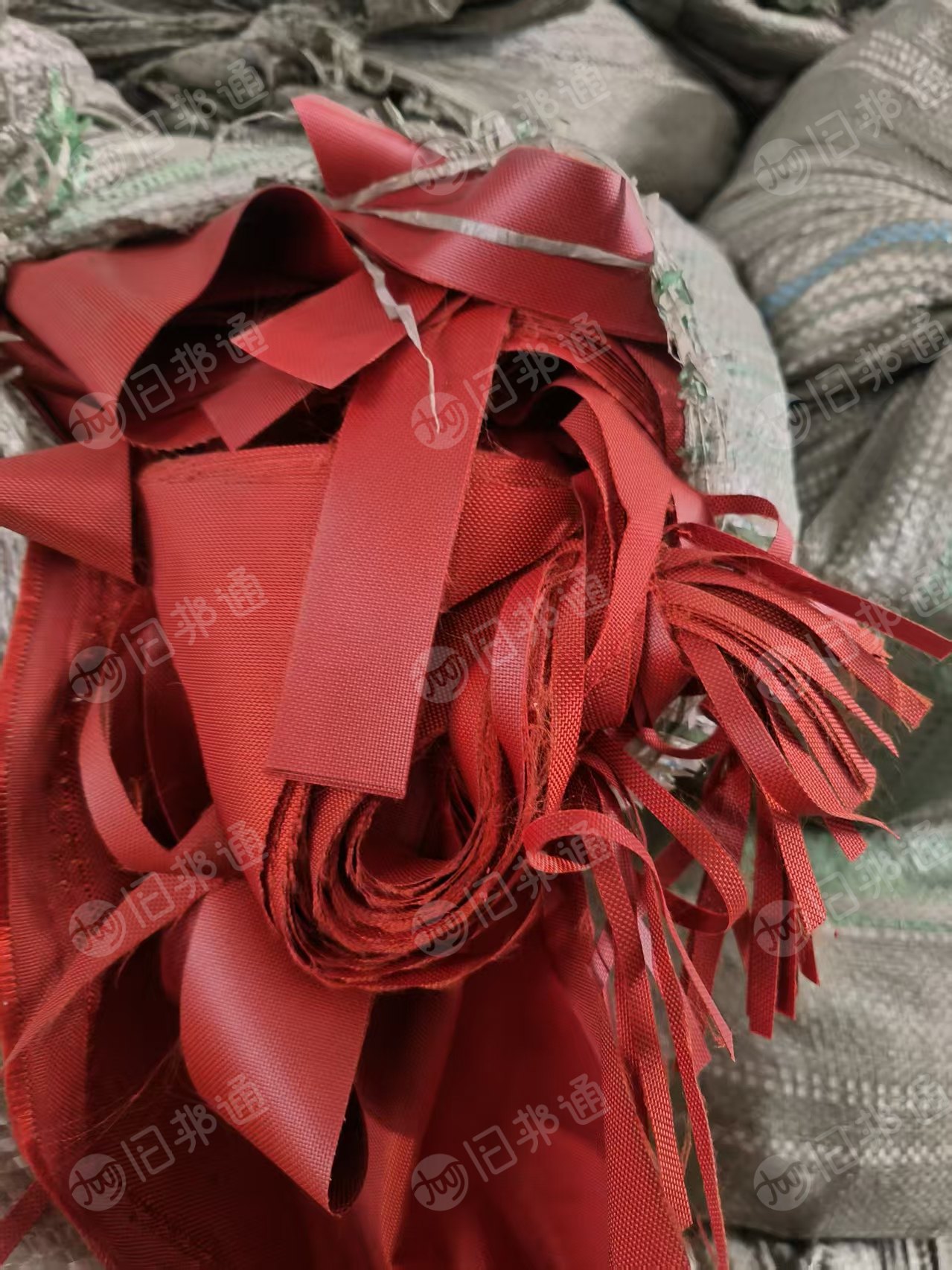 长期出售杂色涤纶轻胶帐篷下角料,可以造粒可以做油漆料,现货120吨,货在天津