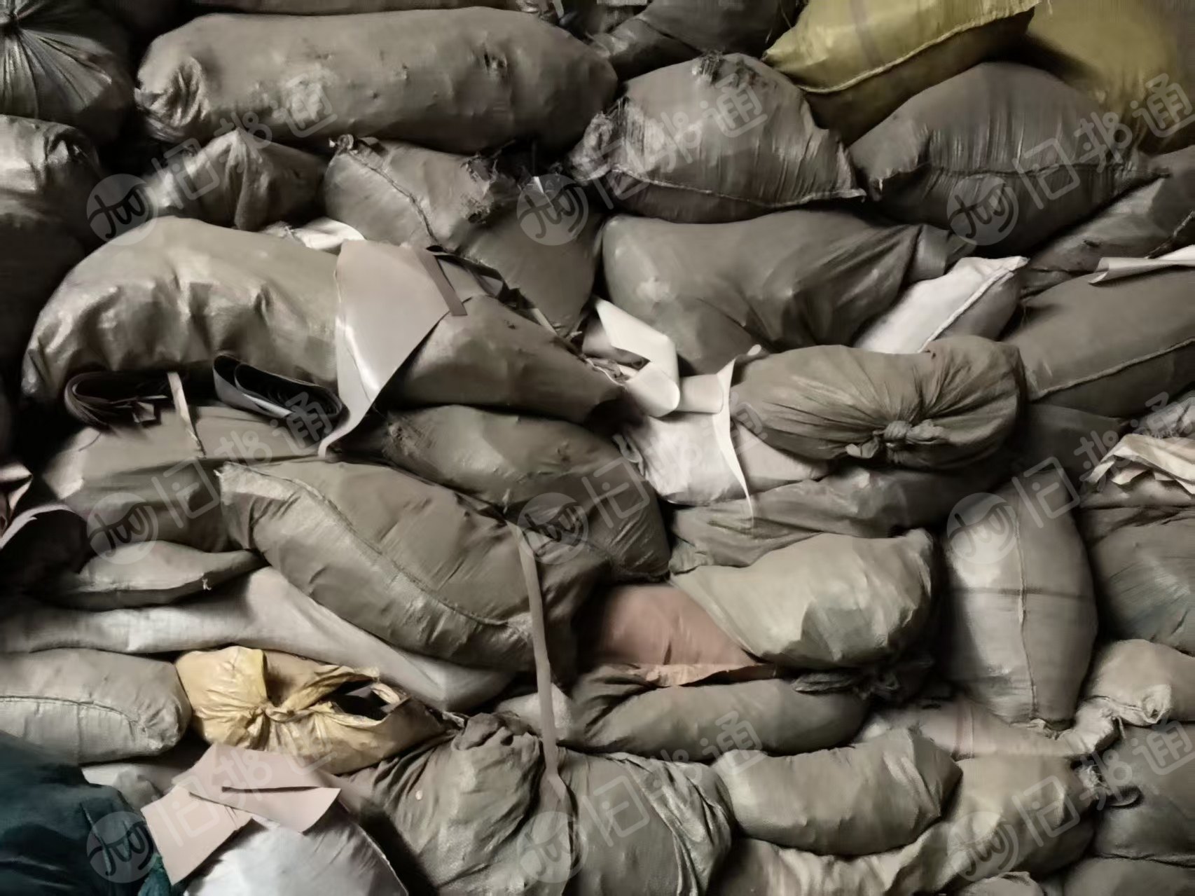 长期出售PVC夹网布,软质pvc边角料,现货150吨,货在天津