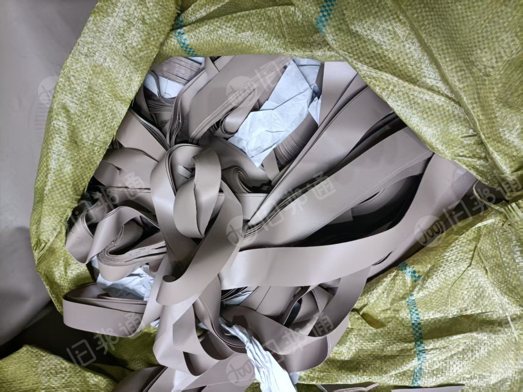 长期出售PVC夹网布，软质pvc边角料，现货150吨，货在天津