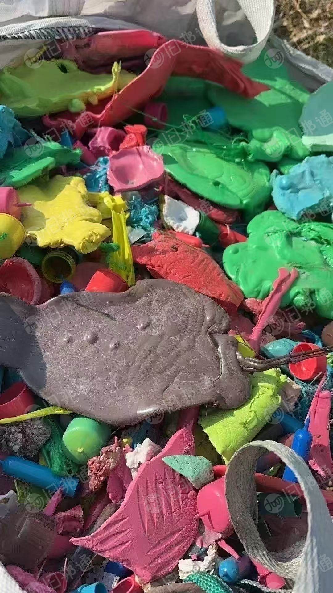 长期大量求购涤纶桨块，涤纶泡料，涤纶废料，做油漆用，月需几百吨，贵州贵阳云南昆明都有厂