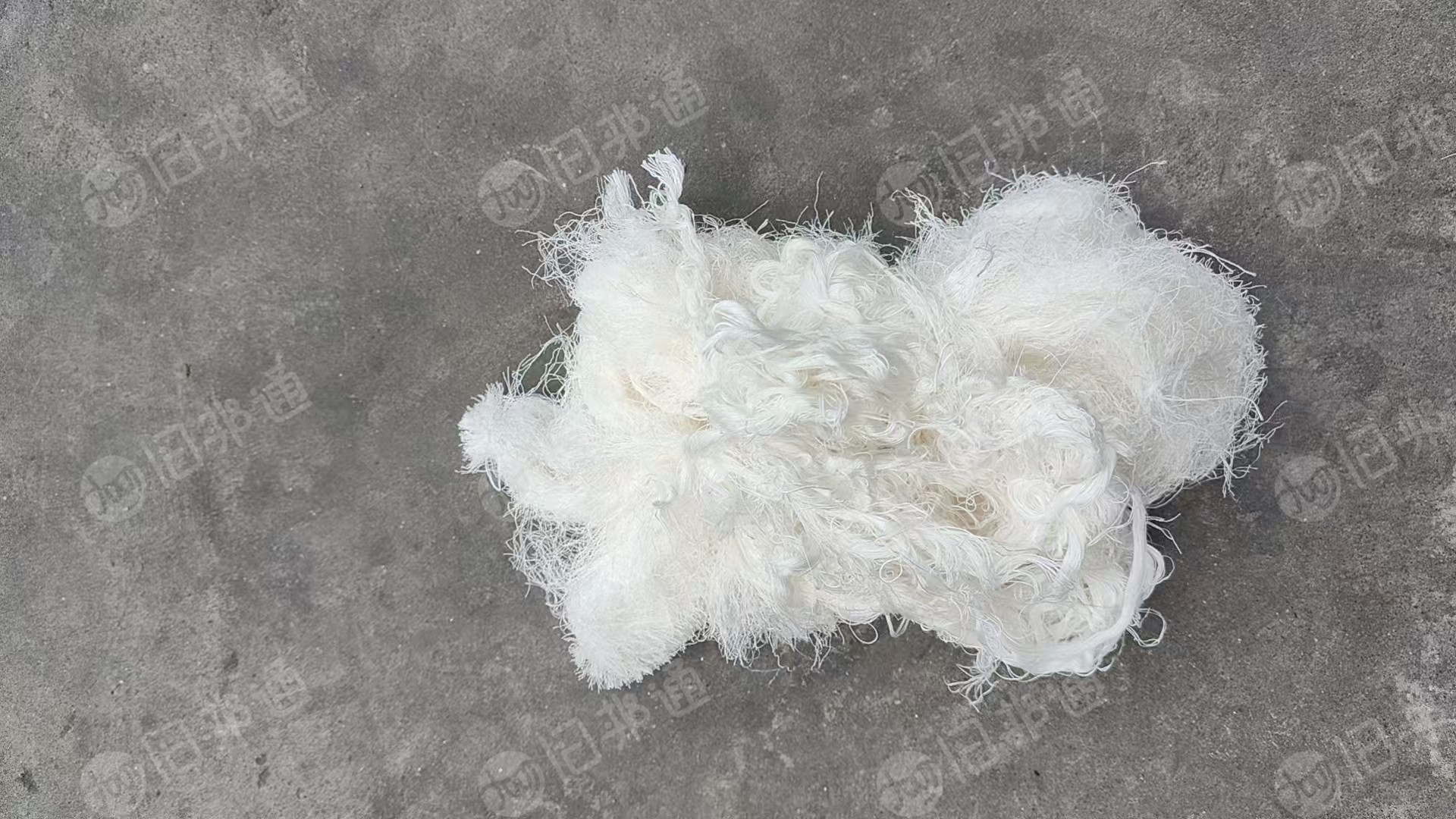 长期出售纯棉布边纱头，人棉布边纱头，全黏胶的，每个月50吨左右，货在江苏南通