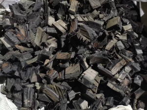 长期出售大钢丝胎胶块，两天一车