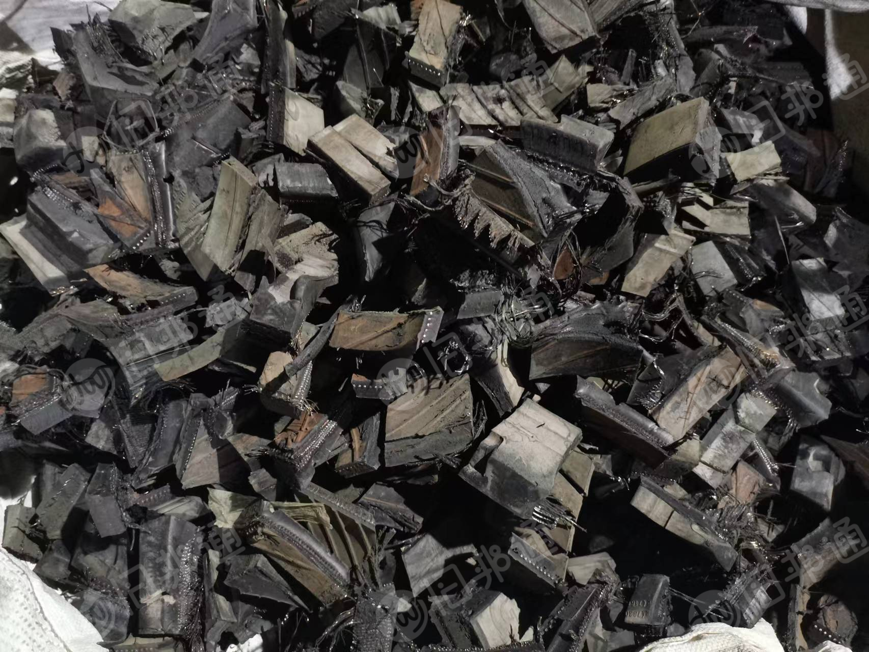 长期出售大钢丝胎胶块，两天一车