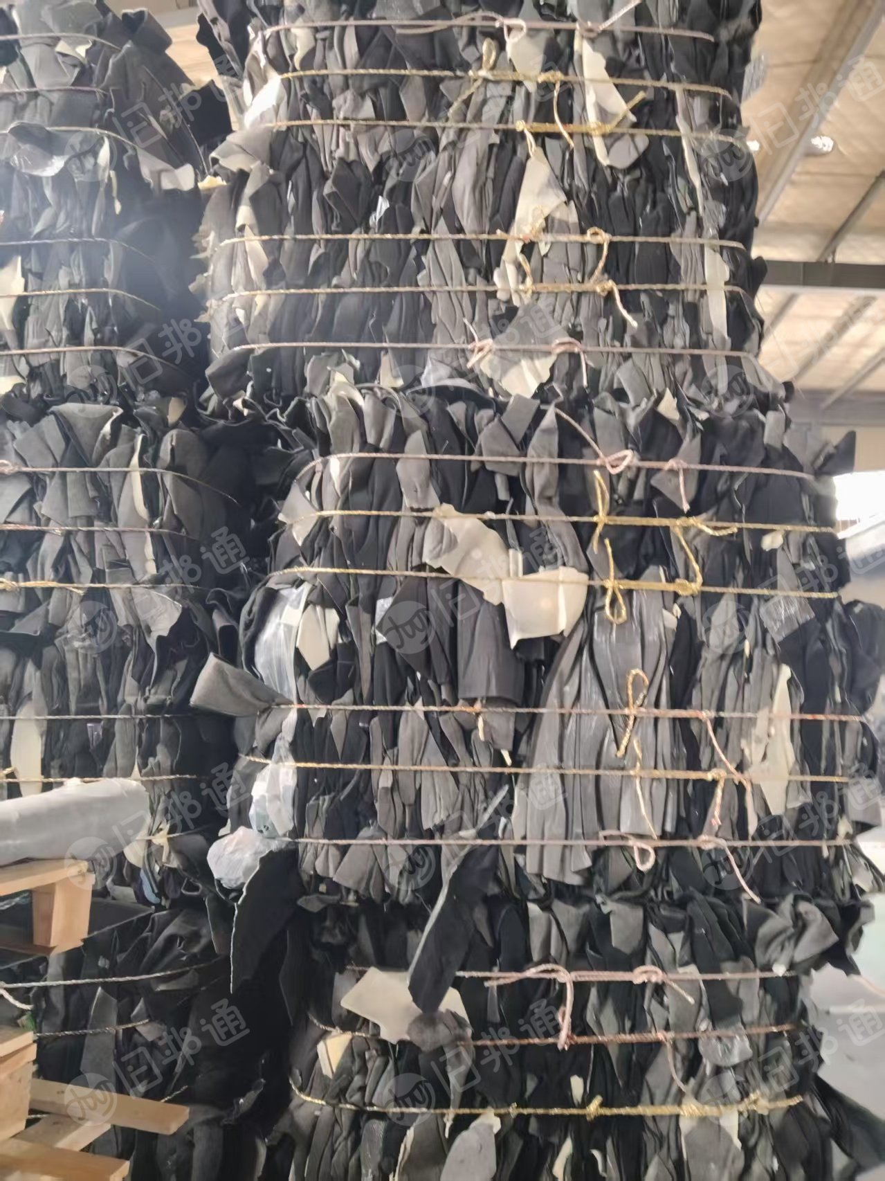 出售汽车内饰料，发泡的地毯料，可开花，现货有十几吨，货在江苏无锡