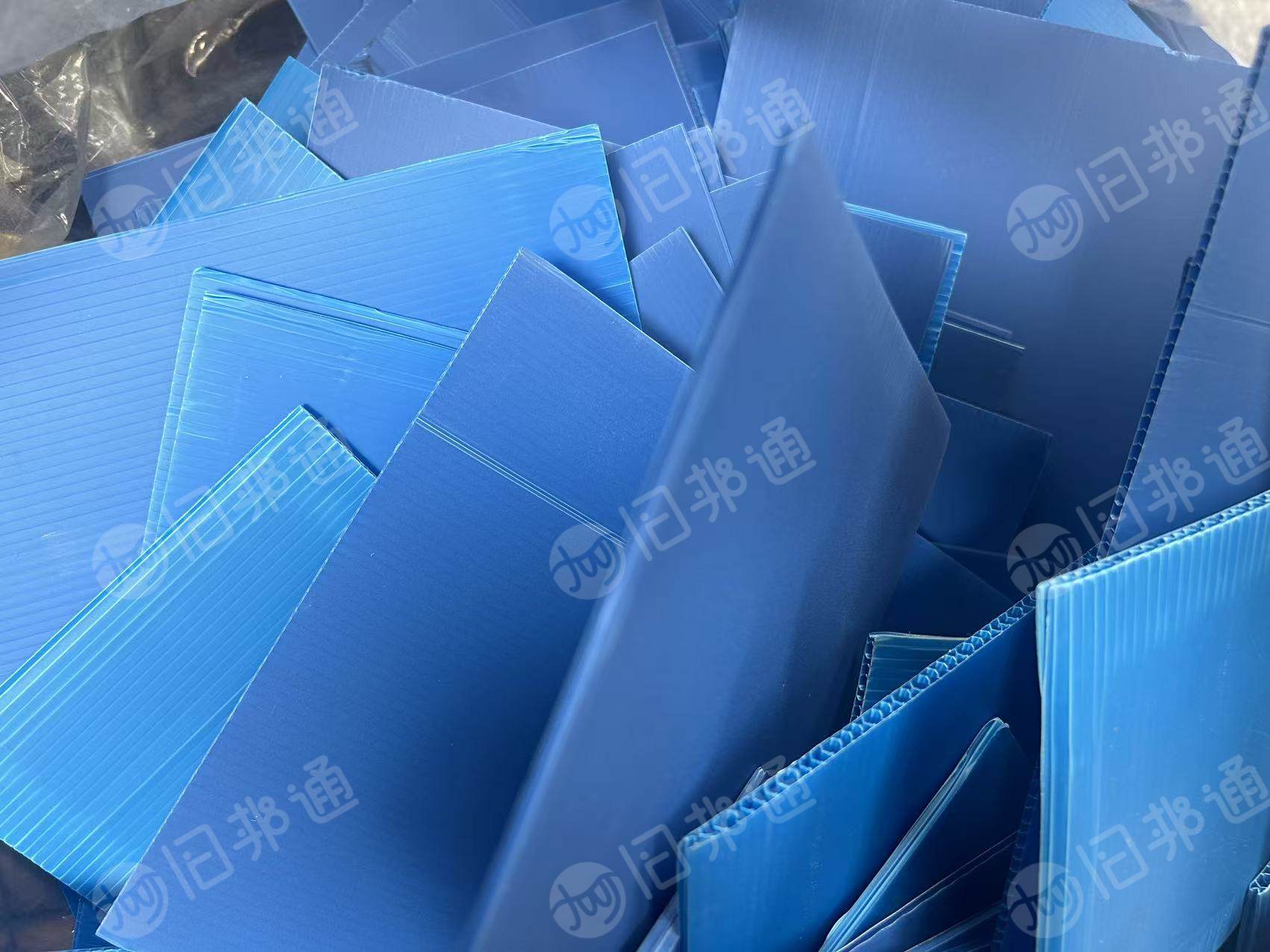 出售蓝色空心板废料，现货两挂车