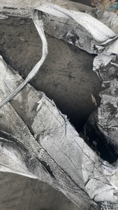 长期出售塑料炭黑，吸水，最高热值在1200卡，月供2000吨左右